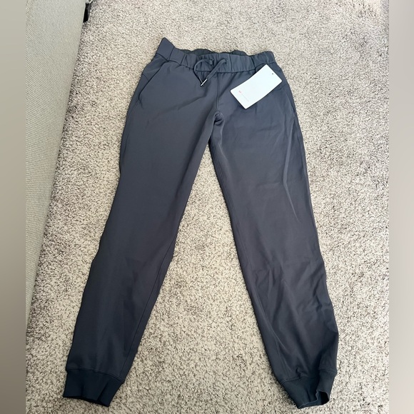lululemon athletica Pants - Lululemon on the fly jogger - size 4 NWT